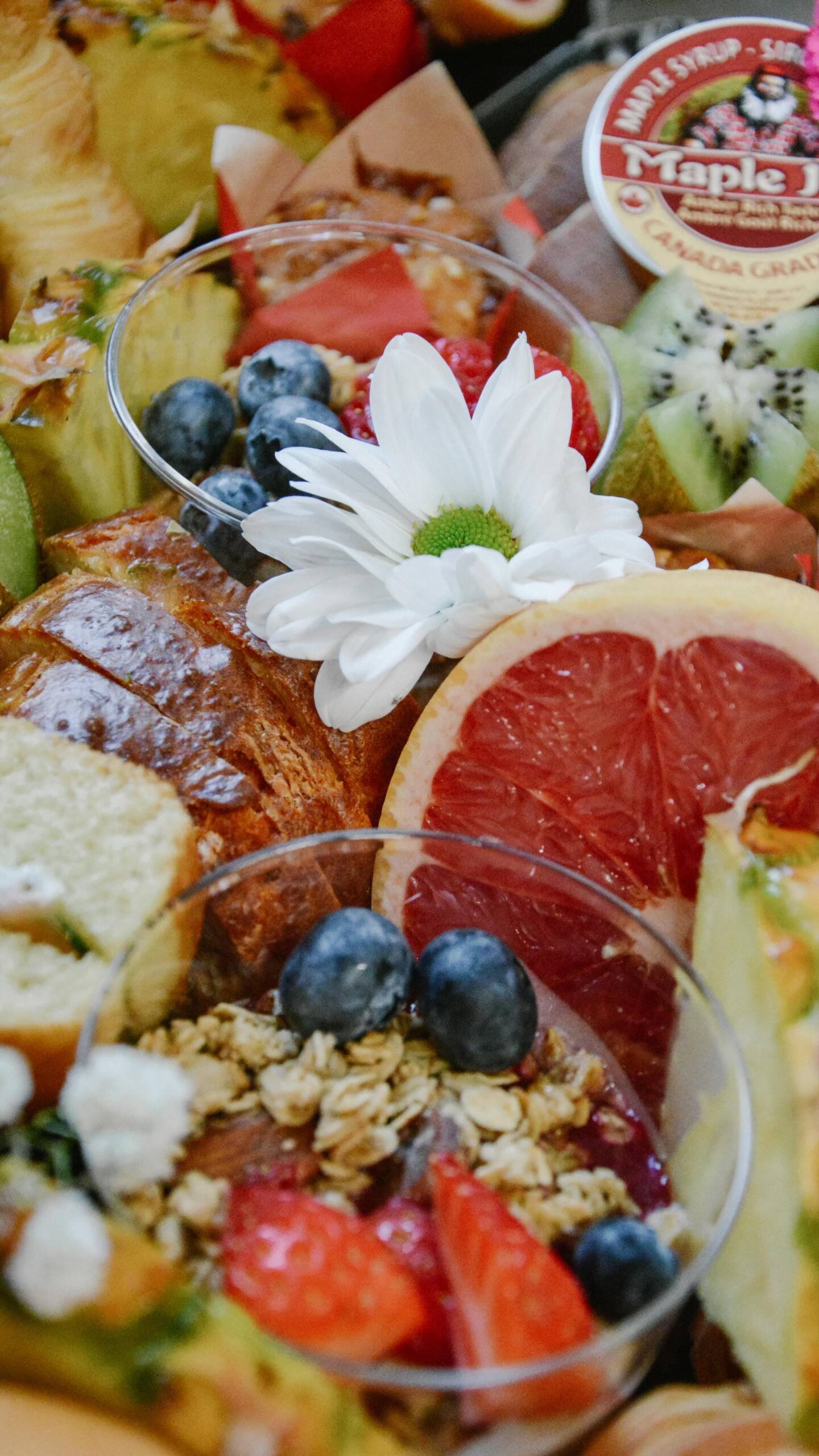 Le brunch du lendemain prolonge le moment.

Une parenthèse plus douce, plus libre,
pour se retrouver après les émotions.