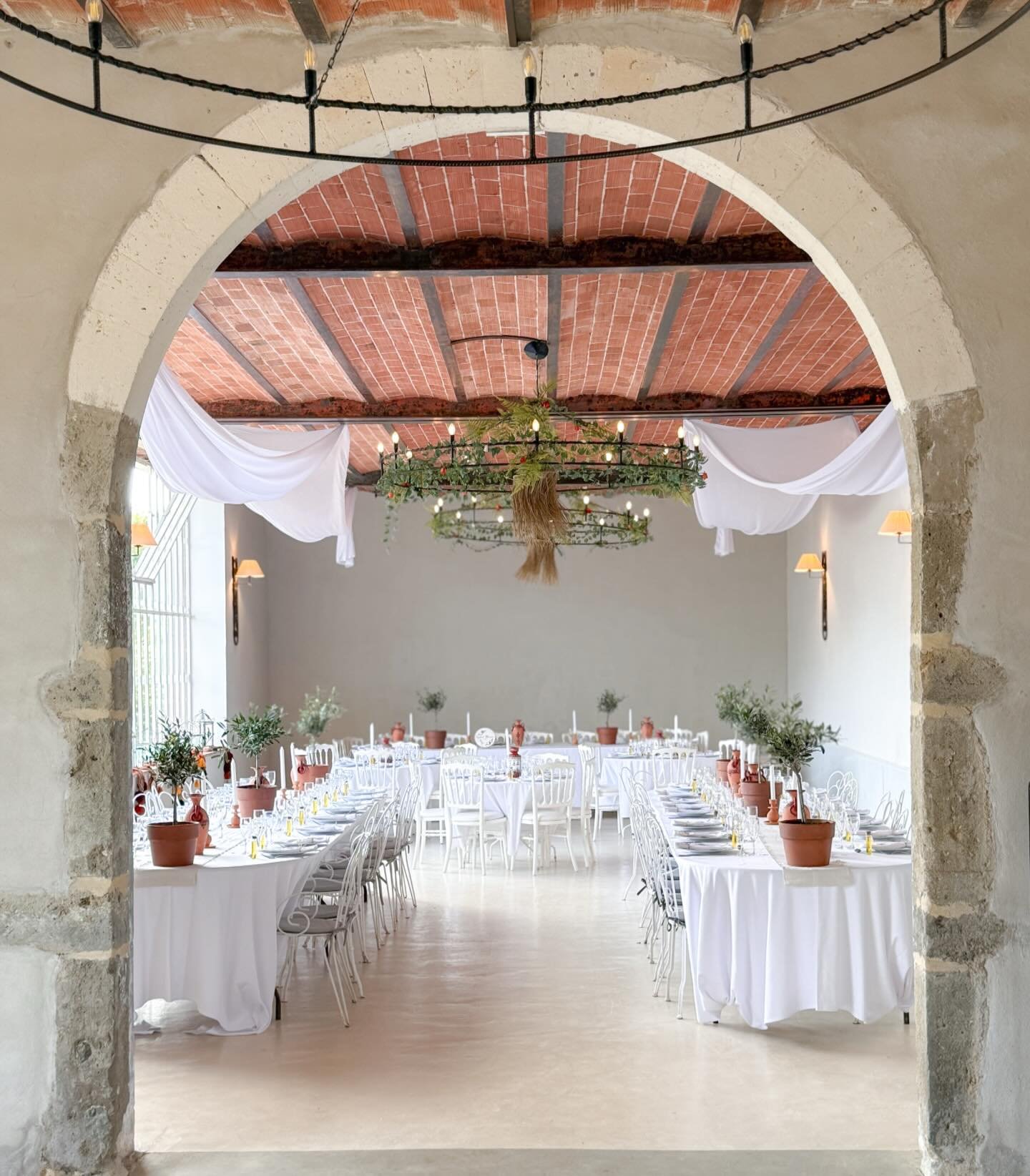 Imaginer un dîner où l’espace, la lumière et la table racontent déjà une partie de l’expérience. ✨🍽️
 
📍 @chateau_de_campet 
 
#traiteur #traiteurmariage #landes #paysbasque #evenementiel