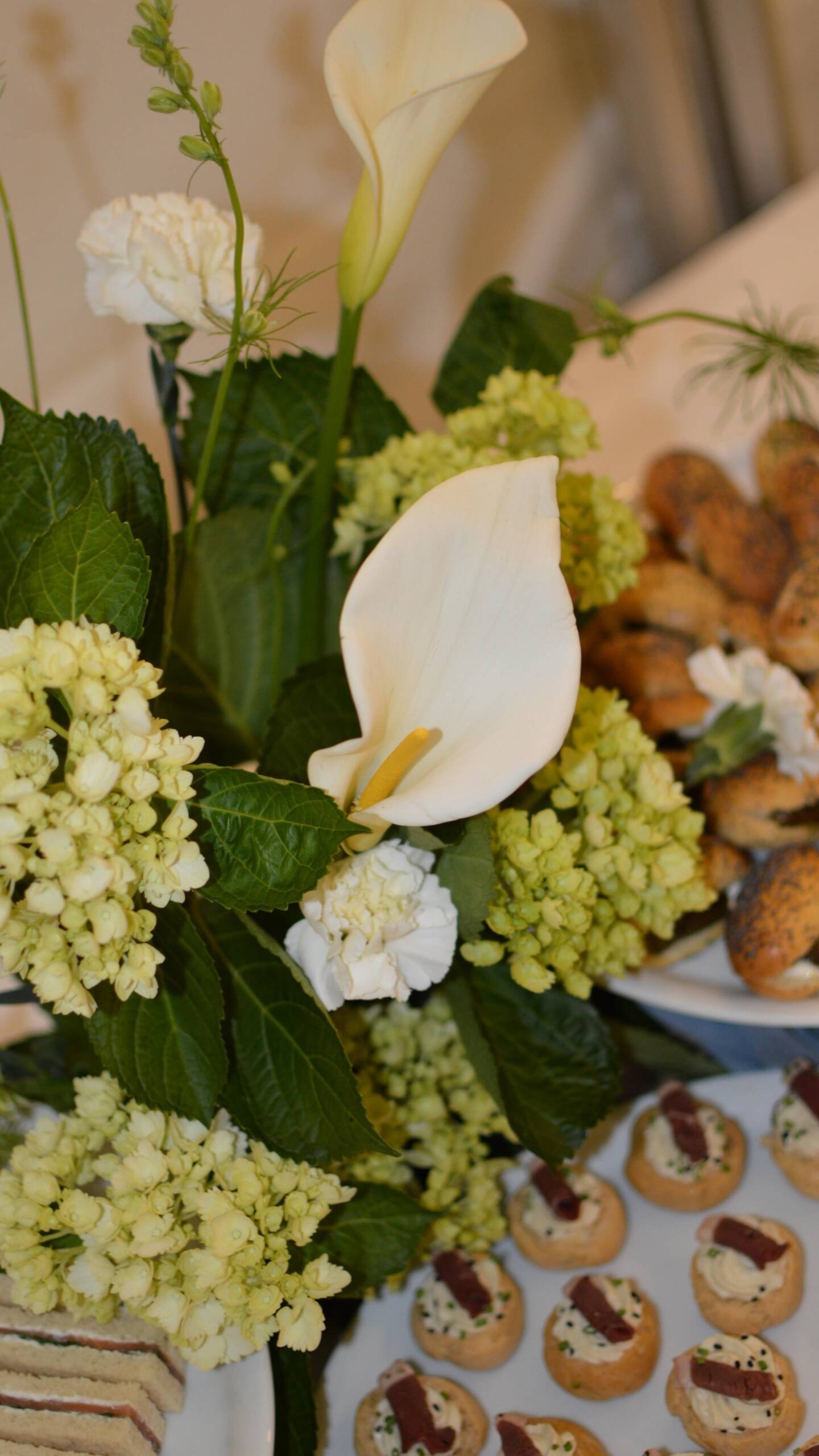 Un cocktail réussi, c’est quand les invités hésitent entre regarder… et se servir immédiatement ✨
 
Vous commencez par quoi ?
 
Merci à l’équipe de @lorebafetesetreceptions pour votre confiance depuis notre lancement ! 
 
#traiteurmariage #traiteurevenementiel #buffetmariage #mariagelandes #traiteur