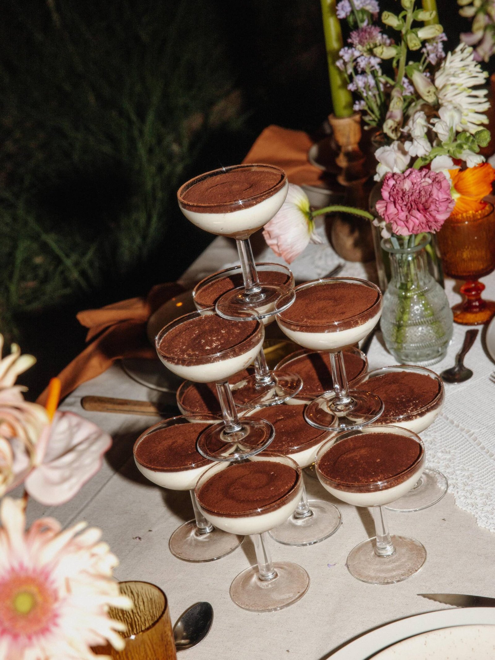 Les petits détails qui font les grands souvenirs ✨🤎
Tiramisu servi en coupes, fleurs de saison et art de la table… tout ce qu’on aime.
Scénographie @nathmajenia
Photographe @emilieeychenne
fleuriste @bloombloomfleurs
Mariée @manonhekic
Make up @cindyaddict64
Coiffure @lescreas_coiffure.dalex
Lieu de folie @landifornia.love
#mariage #traiteurmariage #buffetmariage #landes #paysbasque