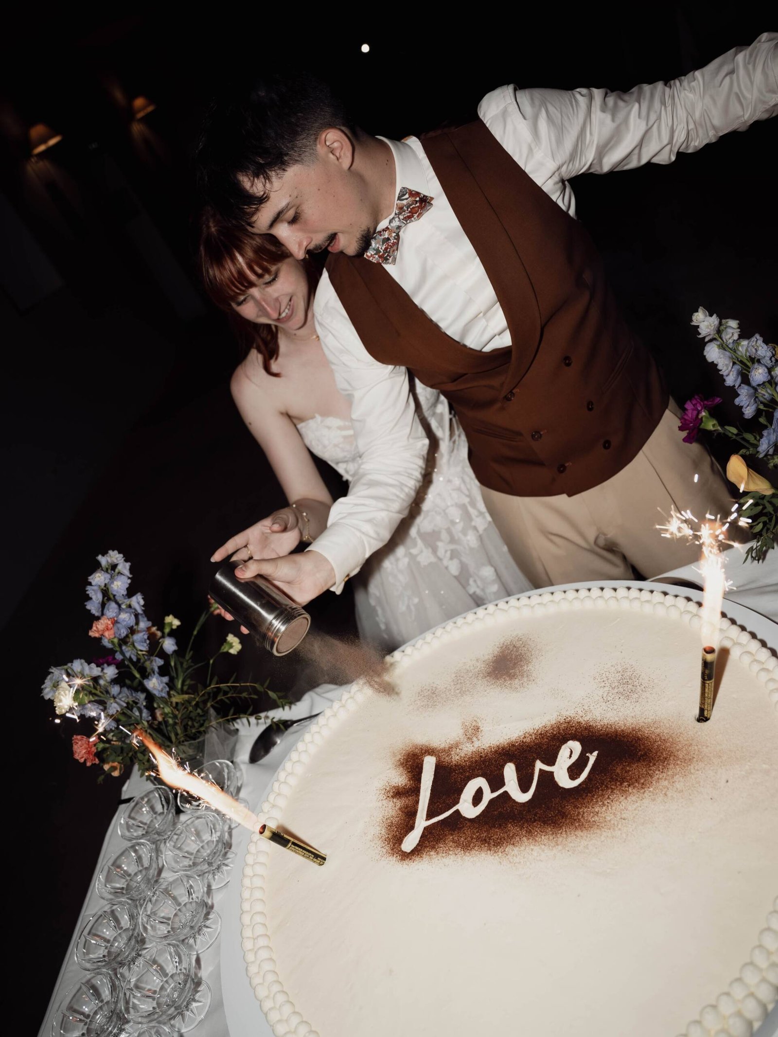 Le Big Tiramisu en action.
Un dessert à partager, à saupoudrer à la dernière minute… et surtout un vrai moment à part entière pendant le mariage.
Merci aux mariés de nous laisser faire partie de ces moments-là ✨
📸 @studiooctobre
#LuluTraiteur #BigTiramisu #MariageLandes #MariagePaysBasque #TraiteurMariage