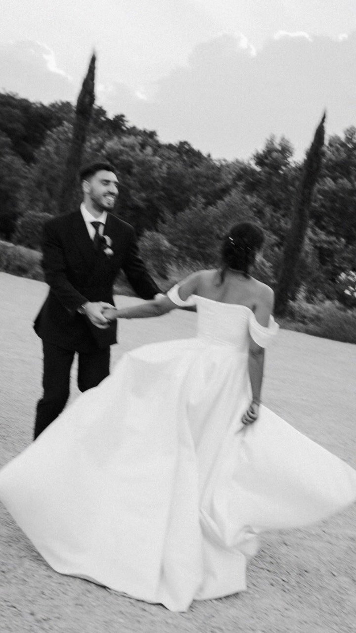 48 mariages. Une saison 2026 inoubliable. ✨
48 histoires, 48 couples, des milliers de convives et autant de moments partagés.
Une saison intense, rythmée par de belles rencontres, des lieux incroyables, beaucoup d’émotions et surtout, une passion toujours aussi forte pour notre métier.
À nos 48 couples de mariés : MERCI. 🤍
Merci pour votre confiance, pour votre accueil et pour nous avoir permis de prendre part à l’un des plus beaux jours de votre vie.
Merci également à tous les prestataires avec qui nous avons eu le plaisir de collaborer cette saison. Photographes, wedding planners, fleuristes, domaines, DJ et tous les autres… C’est aussi grâce à vous que ces journées prennent vie.
Et évidemment, un immense merci à notre équipe, qui a donné toute son énergie, week-end après week-end, pour faire de chaque mariage un moment unique.
On referme cette saison 2026 avec beaucoup de fierté, de beaux souvenirs et déjà plein d’idées pour la suite.
Cap sur 2027 ! 🥂
L’équipe Lulu Traiteur
#traiteurmariage #landes #traiteurevenementiel #buffetmariage #traiteur